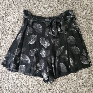 Target Jurassic World Tie Waist Leaf Pattern Flowy Shorts (size S)